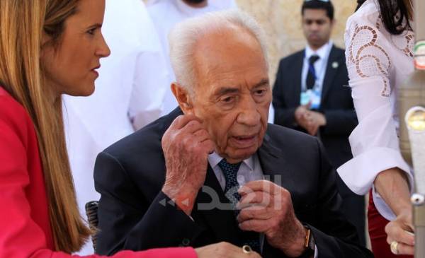 وسائل إعلام تقاطع المؤتمر الصحفي لبيريز