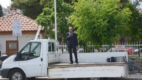 بالصور.. مرشح للانتخابات التركية يخطب في ميدان فارغ