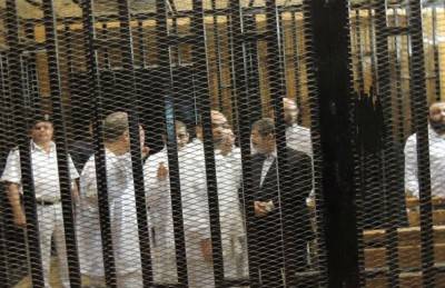 مصر: تأجيل الحكم على مرسي وقيادات إخوانية في قضيتي التخابر واقتحام السجون إلى 16 يونيو