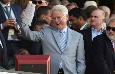 كلينتون سيتوقف عن القاء كلمات مدفوعة الاجر إذا اصبحت زوجته رئيسة لامريكا