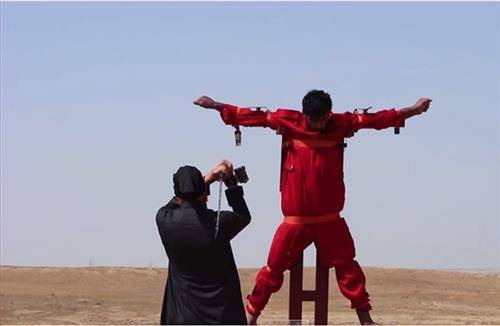 لأول مرة.. تنظيم الدولة يقطع أوصال ”جاسوس” قبل إعدامه