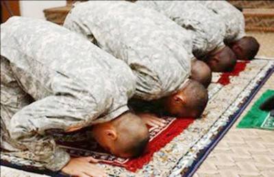 مسلمون من الجيش البريطاني يؤدّون العمرة للمرة الأولى