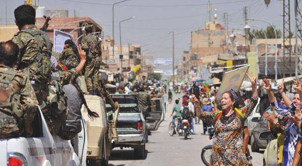 «داعش» يحفر الخنادق ويبني الأسوار حول الرقة خوفًا من سقوط {عاصمته}