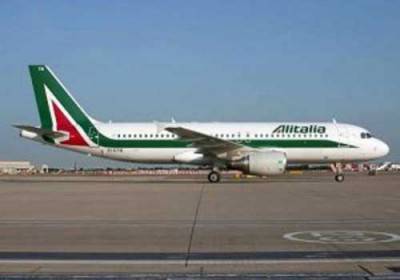 طيّار إيطالي يصل إلى مطار اللد وعبر مُكبّرات الصوت يقول: أهلاً وسهلاً بكم بفلسطين ويُثير رعب الإسرائيليين