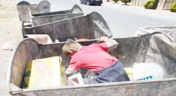 الجلوس قرب الحاويات للحصول على الطعام.. صورة جديدة للتسول في الشهر الفضيل