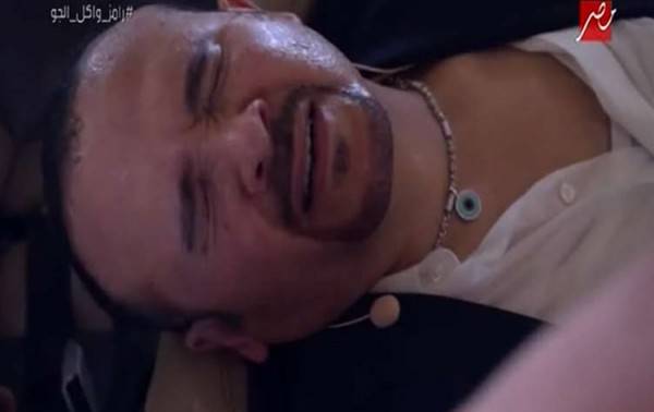 بالفيديو: الاسعاف يتدخل لانقاذ هشام عباس في رامز واكل الجو