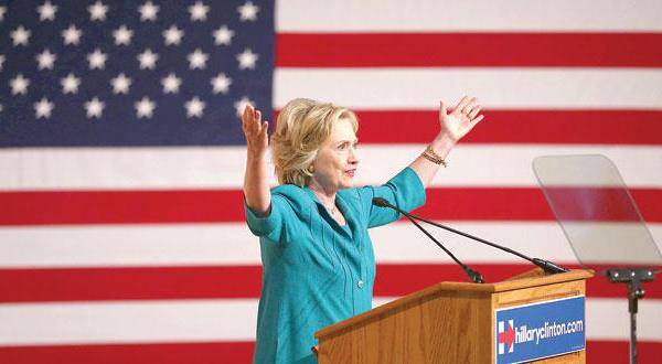 هيلاري كلينتون توظف قضايا التمييز والفقر في حملتها الانتخابية لمهاجمة منافسها بوش