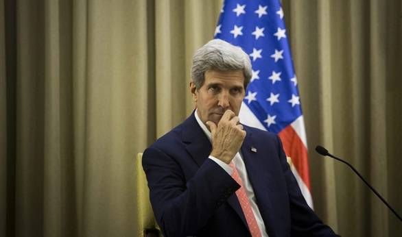 شاهد بالفيديو : كيري يسير على عكازين بالقاهرة