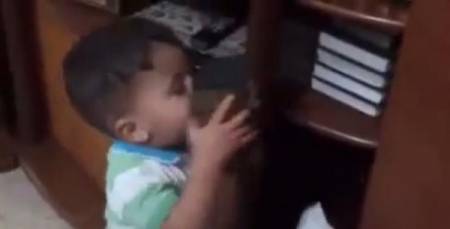 فيديو يحطم القلوب.. شاهد الطفل دوابشة قبل حرقه حيًا