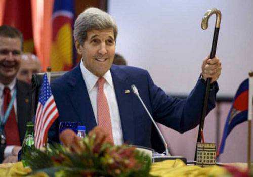 كيري يروي لنظرائه في آسيان قصة العصا التي يستخدمها بعد كسر فخذه