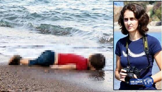 تعرف على المصورة التي التقطت صورة الطفل السوري التي هزت العالم ..