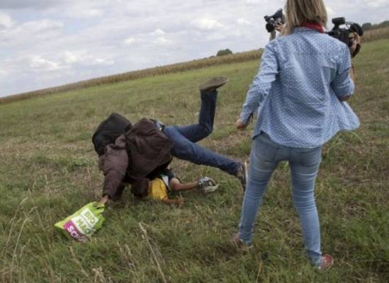 بعد أن عرقلت لاجئا سوريا.. المصورة المجرية (تعتذر) وهذه نص رسالتها!