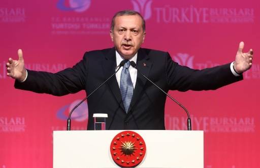 دهم مقر مجلة سخرت من اردوغان واعتقال مدير التحرير