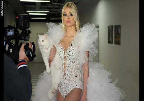 عارضة أزياء لبنانية مشهورة تثير الجدل بعد نشرها صورة شبه عارية على “فيسبوك”