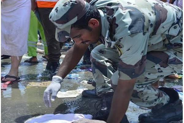 صور رجل أمن يلقن حاجاً مصابا الشهادة تغزو مواقع التواصل