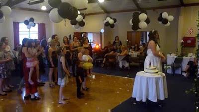 ترمي طفلها على الأرض لتلتقط باقة ورود العروس !