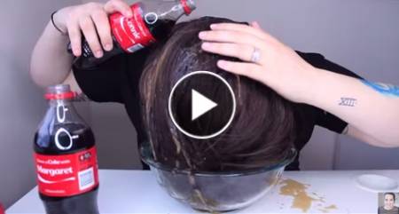 بالفيديو ... غسلت شعرها بالكوكاكولا.. فماذا كانت النتيجة؟