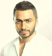 بالفيديو.. سيدة تتحرش بـ”تامر حسني” خلال وجوده في حفل زفاف