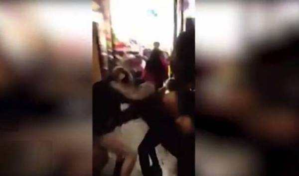 بالفيديو.. 200 فتاة يتشاجرن على شاب وسيم!