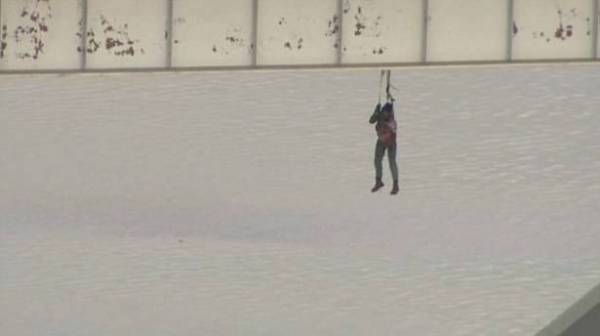 فيديو: سقط من أعلى جسر وهذا ما جرى معه !