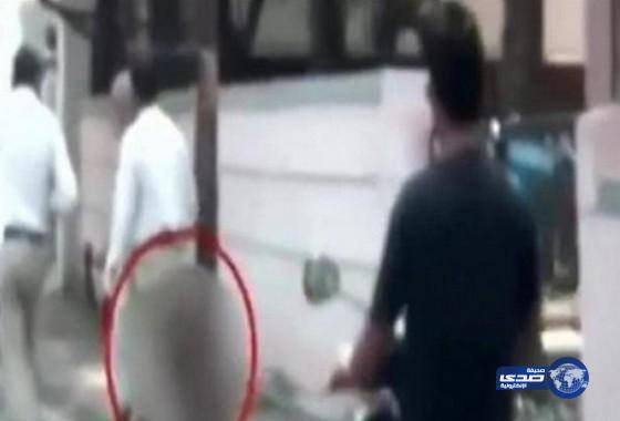 بالفيديو: هندي يتجول حاملاً رأس زوجته المقطوع !