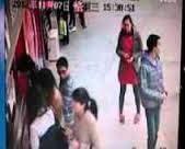 بالفيديو.. أغرب طريقة لسرقة هاتف محمول فتاة في وضح النهار