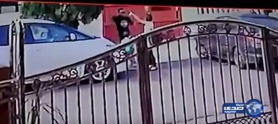 بالفيديو.. لحظة اختطاف طفل أمام عين والدته !!