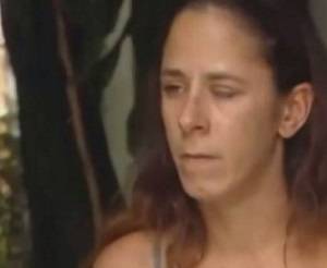 بالفيديو .. شاهد كيف وضعت الغراء في عين صديقتها بدلاً من القطرة