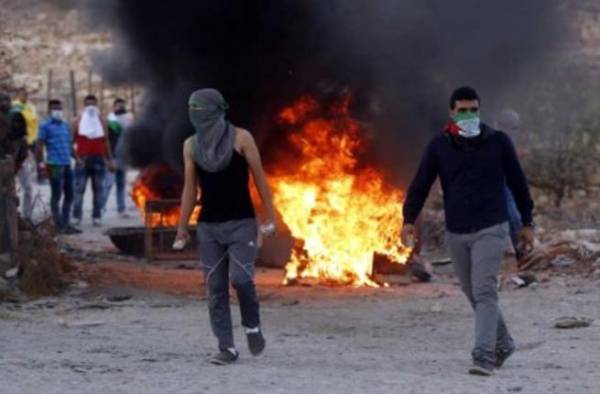 هآرتس: عباس لا يستطيع السيطرة على جيل أوسلو الضائع