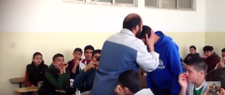 فيديو: مدرس يصفع طالب على وجهه ليرد عليه بكلمة جعلت المعلم يقبل راسه