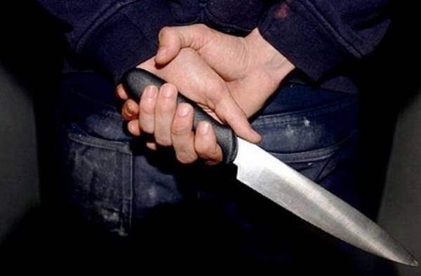 دبي: يطعن زميله في العمل دفاعاً عن شرفه!