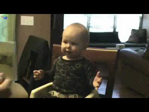 فيديو.. طفل لم يتجاوز 16 شهراً يقرأ ويميّز الكلمات الصعبة