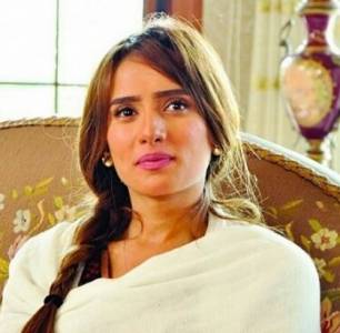 بالصورة .. زينة تستعين بدجاجة للدعاء على أحمد عزّ!