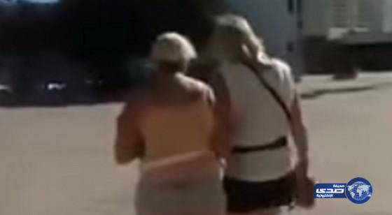 بالفيديو.. لحظة إخراج سائحتين دخلتا مسجدا بملابس غير محتشمة