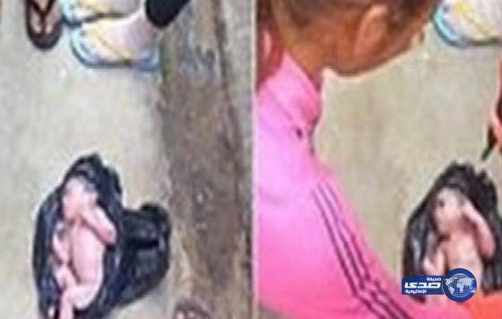 بالفيديو. أم ترمى ابنها حديث الولادة فى كيس زبالة