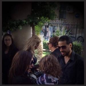 ابن رندة مرعشلي الصغير يصرخ في العزاء أين ماما؟ وسلاف فواخرجي تحمله... إقرأوا كيف أجابته