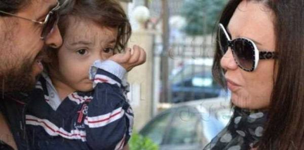 بالصور: في مشهد مؤثر.. طفل الفنانة الراحلة رندة مرعشلي يسأل في جنازتها وين ماما ؟؟