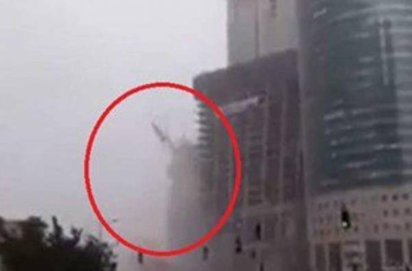 (فيديو) لحظة مقتل صهيوني بعد سقوط رافعة