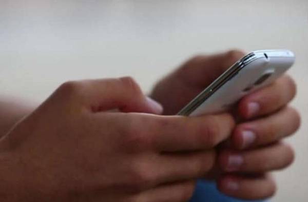 شاب يصاب بشلل في يده بسبب الموبايل