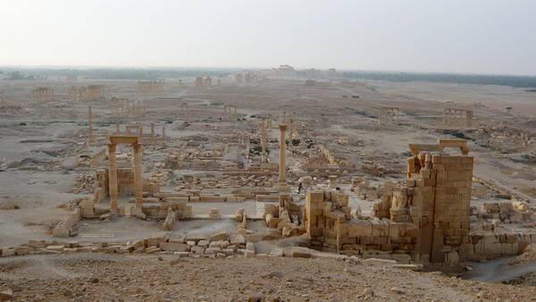 داعش  الارهابي يعدم 3 بتفجيرهم على أعمدة في تدمر