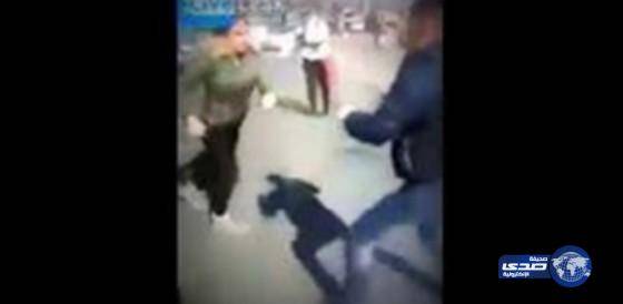 بالفيديو.. شاهد ماذا فعلت فتاة مع شاب تحرش بها في الشارع
