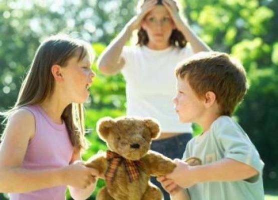 أسباب تؤدّي إلى المشاجرة بين أبناء البيت الواحد