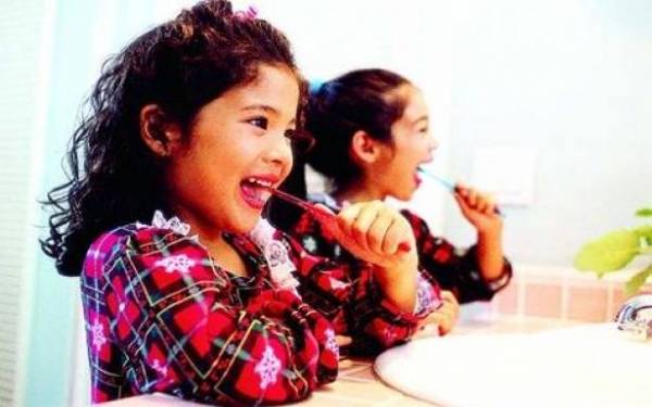 لا تنظفوا أسنانكم تحت الضوء!!