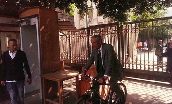 فيديو.. نائب يذهب إلى البرلمان بـ«الدراجة».. ويقول: «أنا بتاع الغلابة»