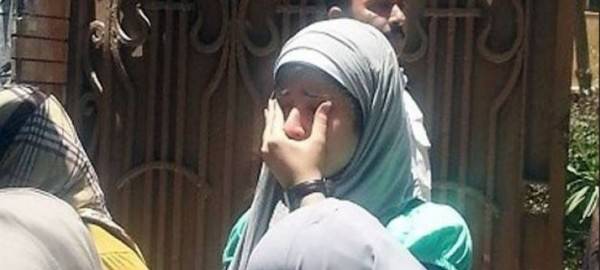 دخلت الشرطة و المدير لتفتيش التلاميذ.. فوجدوا ما لم يتوقعوه بحقيبة تلميذة