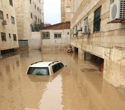 آليات الجيش ترفع المركبات العالقة في عرجان بعد أن غمرت السيول شوارعها