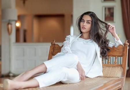 بالصور: ملكة جمال تركيا عراقية الأصل ... تخطف لاعب “آرسنال” اوزيل