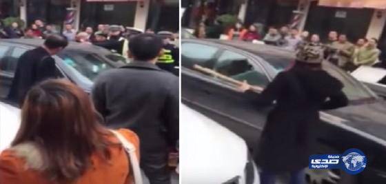 بالفيديو.. وجدت زوجها يخونها بسيارته مع اخرى .. فماذا فعلت !!