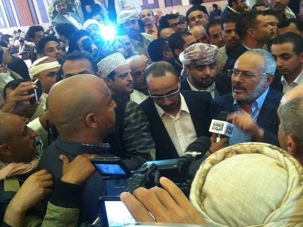 الرئيس اليمني صالح يظهر فجأة في عزاء صديقه الارياني بصنعاء بلحية بيضاء وموكب رئاسي (بالصور)