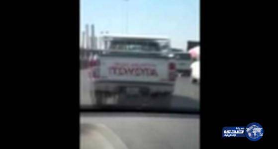 فيديو.. شاب يكاد ينهار بسبب ما كتبه سائق على سيارته